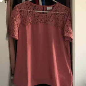 VILA - Rosa blus som är helt ny i storlek 40
