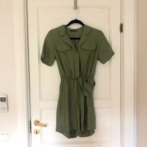 Byxdress - Grön byxdress från Trendyol inköpt från NAKD andats använd ett fåtal ggr och säljes nu då den blivit för liten. 