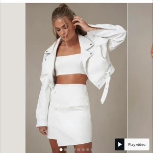 Kjol Hanna schönberg x NAKD - Säljer denna skinnkjol från Hanna Schönbergs kollektion med NAKD. Helt oanvänd! Slutsåld på hemsidan. Originalpris 499