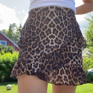Leopardkjol med volang - Supersnygg kjol som är oanvänd! Passar XS-M skulle jag säga då den är super stretchig. Går att vika upp om man vill ha den kortare. 44kr frakt