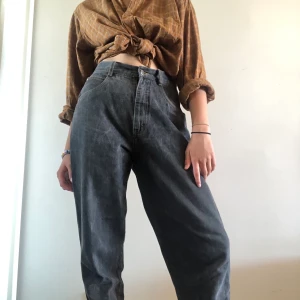 Snygga Vintage Jeans  - Säljer mina grå jeans från Cosmos eftersom de är för stora! de är i väldigt bra skick bortsett från slitage på sömmen på insidan av låren(kan skicka bild privat) De har en urtvättad färg vilket ger dem en snygg vintage-look. Står ingen strl men gissar 42