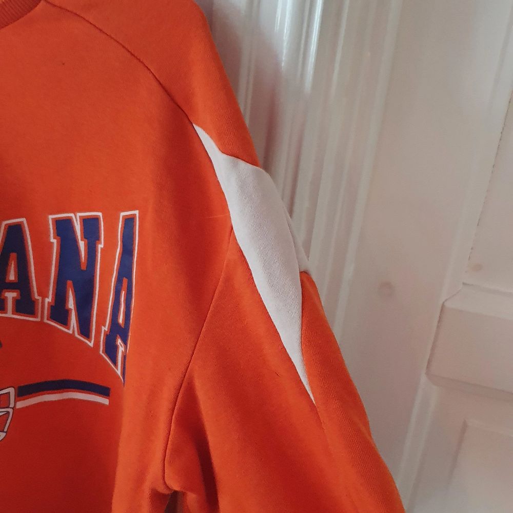 Croppad orange sweatshirt från H&M 🧡 tryck på framsidan och vita detaljer på ärmarna ⭐ ca 3 år gammal men i bra skick. Storlek S och är ganska oversized. Säljs då den inte används längre. Kontakta vid frågor/intresse 💜 frakt inräknad. Tröjor & Koftor.
