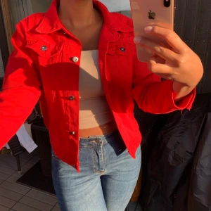 Röd jeansjacka - Säljer en röd jeansjacka, endast använd 1 gång. Frakt på 63kr tillkommer! ❣️ köpt på shein.