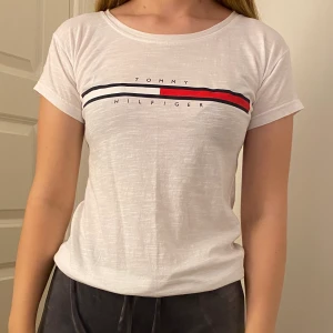 Tommy Hilfiger t-shirt🤍 - skön & fräsch t-shirt från Tommy Hilfiger🦋🦋super bra skick & helt felfri. Frakt tillkommer 📦  