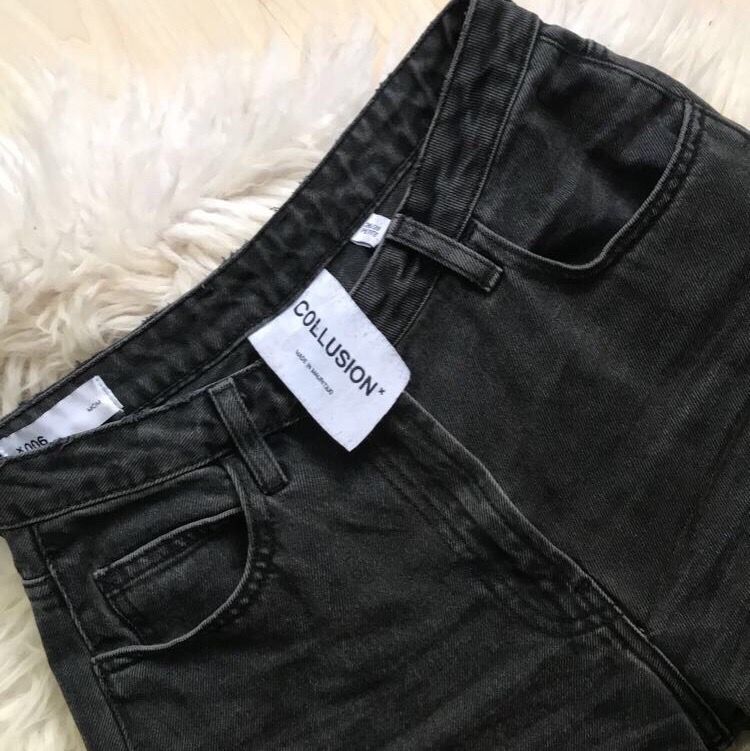 Supersnygga svart/gråa jeans från Collusion. Knappt använda i strl 26/28 :) vilket skulle motsvara en xs-s . Jeans & Byxor.