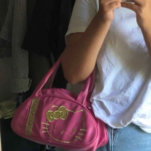 Hello Kitty väska  - Lägger ut denna igen, supersöt hello Kitty väska. Frakt: 44kr💞💞hör av dig om du är intresserad 