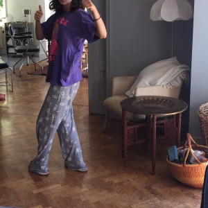 Lila t-shirt  - Dem här tröjan köpte jag på en secondhand men den är i super fint skick!! Jag säljer den för att den inge är min stil längre.Om ni har några frågor är det vara att kontaktas mig!🌟 jätte skön 