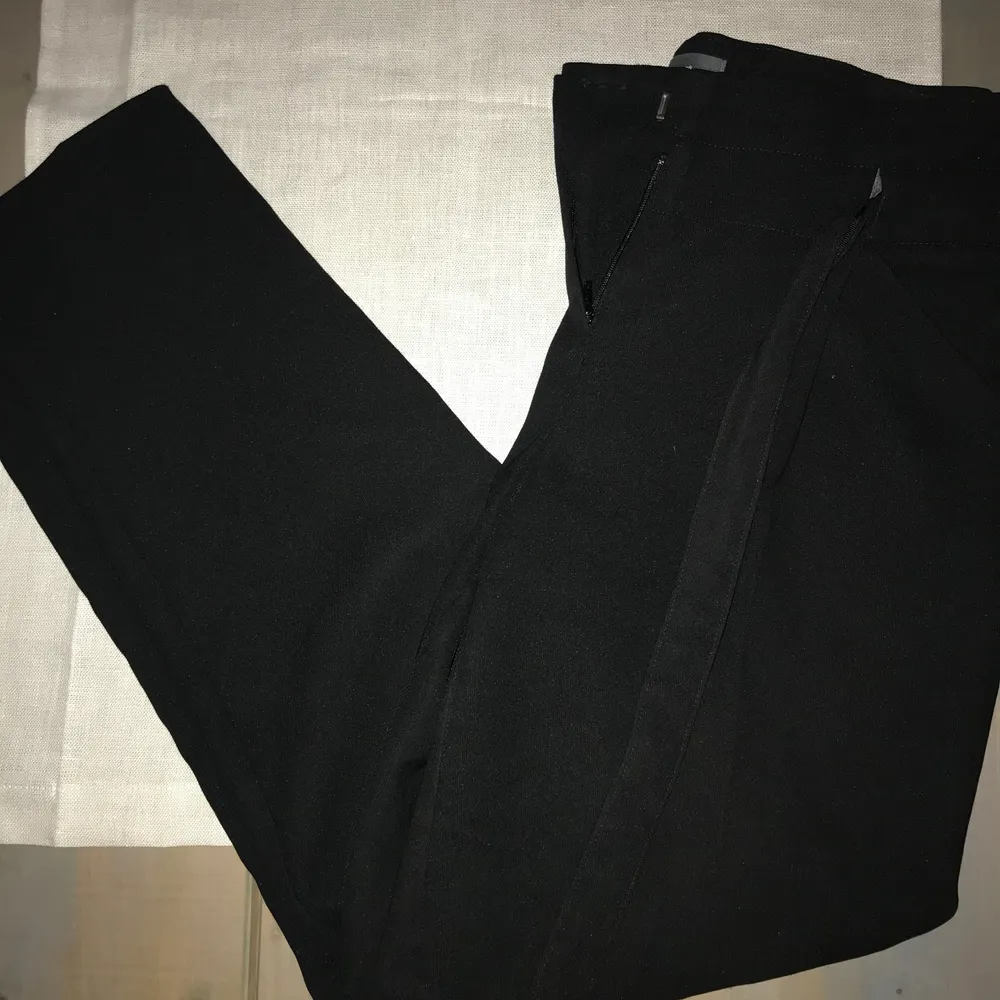 Svarta snygga kostymbyxor med knyte i midjan från Primark i stl 36. Säljes för 80 kr + frakt.. Jeans & Byxor.