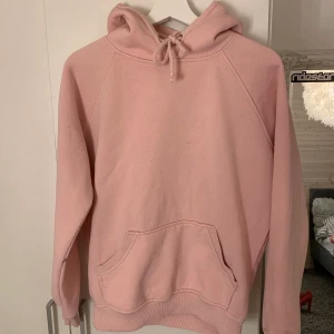 Hoodie - Rosa hoodie från bikbok, lite nopprig (går dock att ta bort) och har en liten svart fläck på armbågen som tyvärr inte går att få bort men annars i bra skick🌸 frakt blir 66 kr