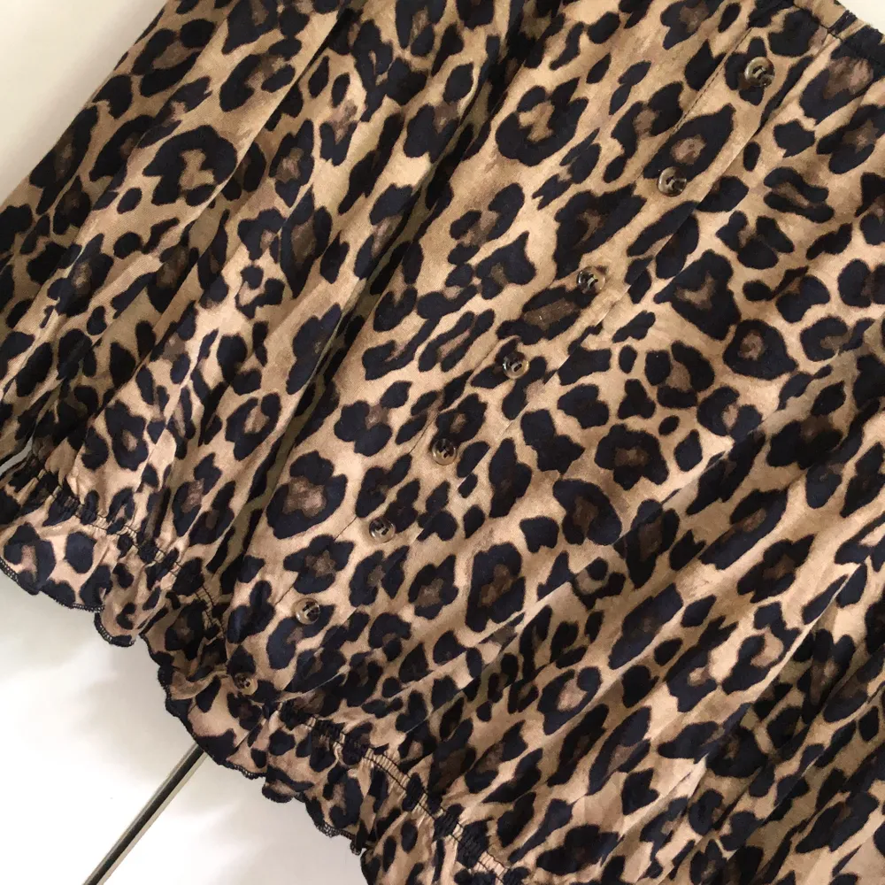 Leopard tröja från H&M med knappar (man kan inte knäppa upp dem) köparen står för frakt . Toppar.
