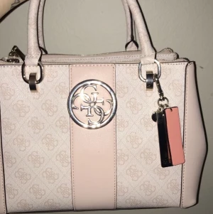 Guess väska  - Nyskick, inga skador eller slitningar. Använd max 2 ggr. Kan tänka mig att gå ned i pris vid en snabb affär. Inga oseriösa köpare eller skambud. 