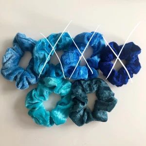 SCRUNCHIES - HELT NYA! 20 kr styck. Kan samfrakta, köparen betalar för frakt. Betalning sker via swish. De som är markerade med X är sålda💛 