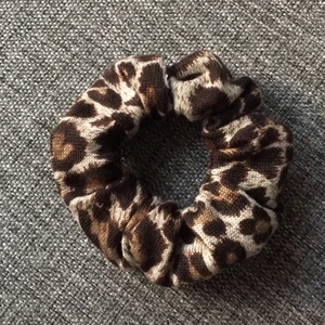 Scrunchie - Säljer scrunchies för 25kr/st + 11kr frakt🥰🥰 hör av er om ni är intresserad av att köpa🦋🦋