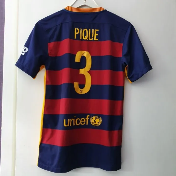 En FC Barcelona fotbolls tröja, säsongen 2015-2016, med tryck på ryggen Piqué nr 3. Mycket fint skick! Unisex. Ligger uppe på andra sidor så först till kvarn gäller! . T-shirts.