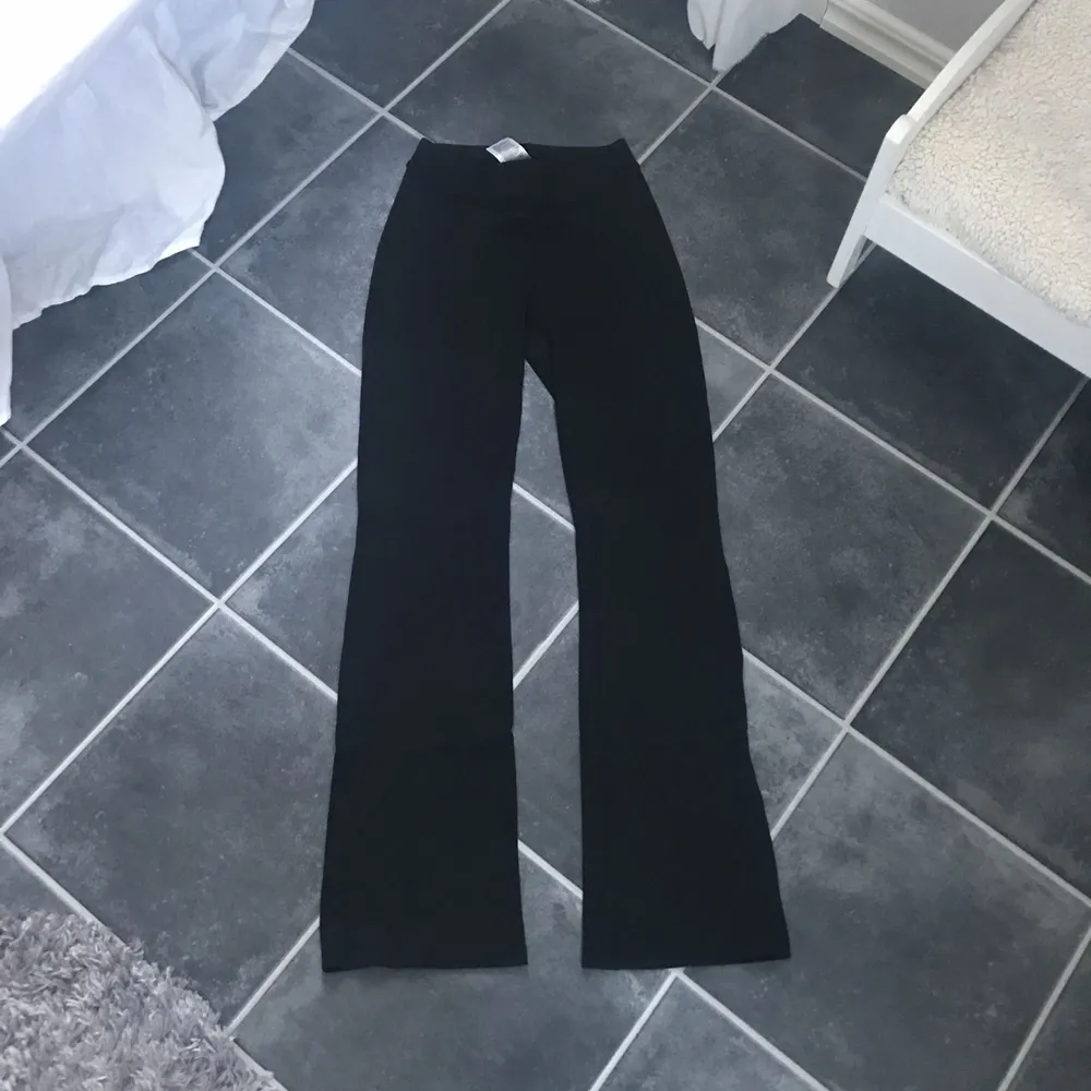Svarta utsvängda byxor från Gina tricot, fint skick och hela! 100kr inklusive frakt, har swish!. Jeans & Byxor.