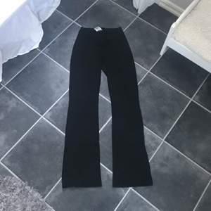 Svarta utsvängda byxor från Gina tricot, fint skick och hela! 100kr inklusive frakt, har swish!