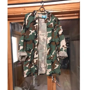  - Militär mönstrad jacka från Sweet SKTBS. Storleken är M herr.  Kan skicka den men då står köparen för frakt📮 Katt finns i hemmet 🐈