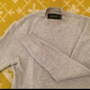  - Minkpink turtle neck long sleve dress. Inköpt på Urban Outfitters. Använd ett fåtal gånger. Mycket fin grå färg. Ribbad horisontalt. Superskön. Nypris 700kr. Köparen betalar frakten.