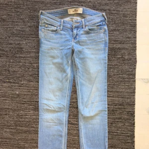  - Ljusa lågmidjade Hollisterjeans