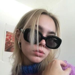  - Fräsiga glasögon med sköna 60-tals vibes. Har ej fått så mycket användning av och är i nyskick.  Köparen står för frakt (9kr) ❤️