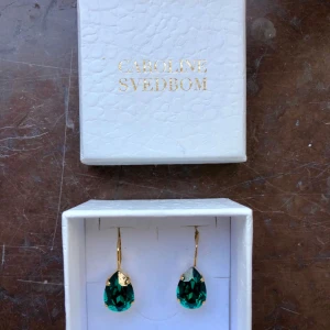  - Klassiska örhängen från Caroline Svedbom, i perfekt skick.