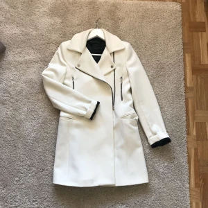  - Jacka från zara, orginalpris 1000kr har några gråa streck på baksidan av armarna och på ena sidan kragen som enkelt borde gå att tvätta bort 