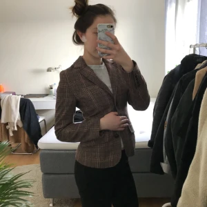  - Fin kavaj från HM som sitter P-E-R-F-E-K-T på mig som är en 34a! Säljer för att den endast hänger i garderoben och tycker att den förtjänar att komma ut lite!   Hämtas i Stockholm/Västerås eller så delar vi på frakten!😌
