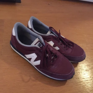  - Vinröda new balance sneakers i fint skick, säljes pga fel storlek. 