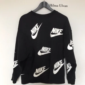  - Nike crewnwck. Storlek dam XS men är så oversize så den skulle lätt passa upp till medium. Snålt använd!! Betalas endast med swish. 
