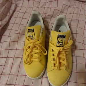  - Gula Adidas Stan Smith.  Storlek 40👟 Dom är lite smutsiga men bara att tvätta och sen är det borta, bara använda ca 5 gånger 😅  Kan skickas men köparen står för frakten som blir ca 95kr (skickar med Skicka Direkt PostNord så du kan spåra det också) 📮