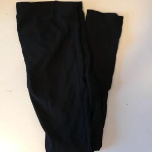  - Snygga byxor från Bik Bok i stretchigt material. 