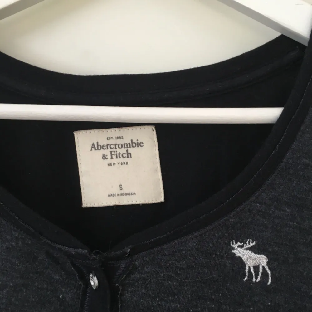 Skön tröja från Abercrombie & Fitch. ”Rough” i sömmarna vilket är en skitsnygg detalj. Kan hämtas i Norrköping eller Katrineholm, annars betalar köparen frakt✨. Toppar.