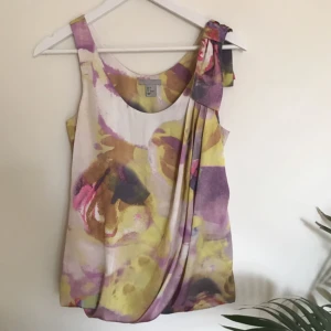  - Ett fint mönstrat linne från H&M i silke✨