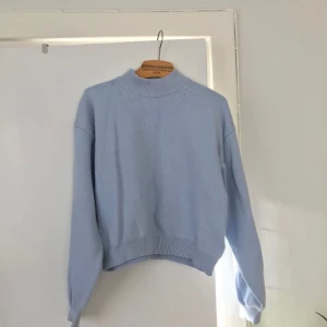  - Fin ljusblå stickad tröja från Cos. Köpte den på tradera för 300kr plus frakt, men trivdes inte i den så har inte använt den. Den är som ny och superfin kvalité och färg. Materialet är bomull & ull. Köparen betalar frakt. 