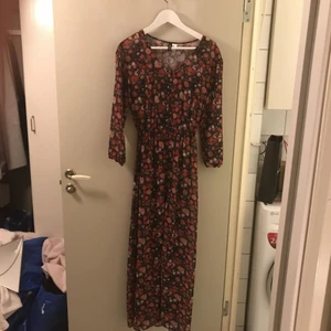  - Klänning från hm Använd en gång  Det är en stor 34 och den är inte tajt så passar upp till 38.  Den är i fint skick Köparen betalar frakten annars hämtas i Fisksätra Stockholm 