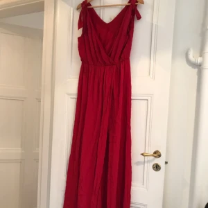  - Långklänning/balklänning i storlek 40 men som passar 36-40. Aldrig använd
