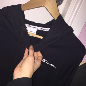  - Svart Champion crop hoodie. Frakt finns i pris.