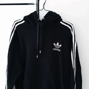  - En av mina absoluta favorit hoodies från adidas. Har älskat denna så mycket men nu det senaste har den bara fått hänga fint på en galge i min garderob. Köpt på shelta för kanske 3 år sedan. Trots det är den sparsamt använd. Nypris runt 700-800kr. Köpare betalar frakt :)