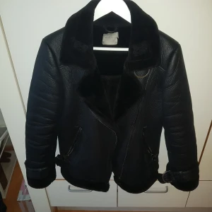  - Säljer pga att den blivit för stor. Varm och skön jacka. Fodrad. Fraktar inte utan möts hellre. Fast pris.