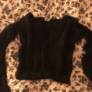  - Stickad tröja i svart, passar även om man är storlek S/M. Twist & Tango. 