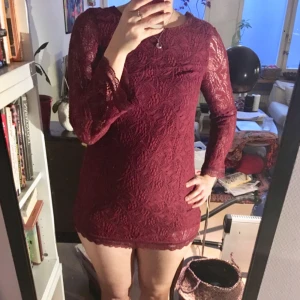  - Vinröd Klänning/tunika i spetsmönster från Topshop. Se gärna mina andra annonser, garderobsrensning denna veckan. 