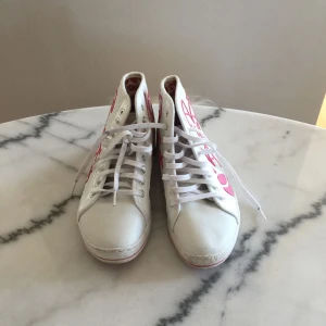  - Ett par Björn Borg sneakers i vit o rosa! Använda ett par ggr! Köparen står för frakten på 90kr 