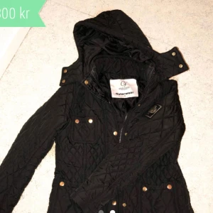  - Helt oanvänd quiltad jacka! I storlek xs. Kan mötas upp i Sthlm o fraktar. (Kund betalar frakten) hör av dig ang fler frågor 😊