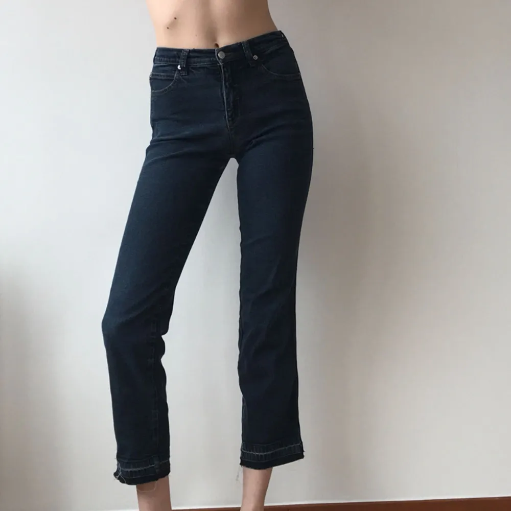Smått utsvängda armanijeans. Mörkblåa och stretchiga. Jeans & Byxor.