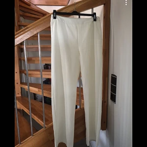  - Pösigare kostymbyxor  Använda cirka 2 gr Storlek : S men skulle även passa en liten M  Pris kan diskuteras vid snabb affär  Köparen står för frakt om de skulle behövas 