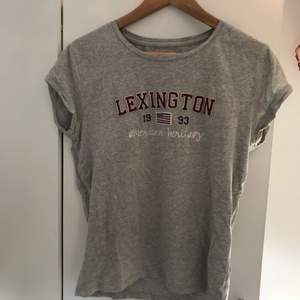 Super fin Lexington tröja i grått och rött. 