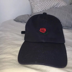 - Fin mörkblå keps med röd ros🌹 I bra skick bara använd några få gånger :))