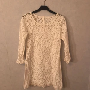  - Söt spetsklänning från H&M, perfekt till studenten! 