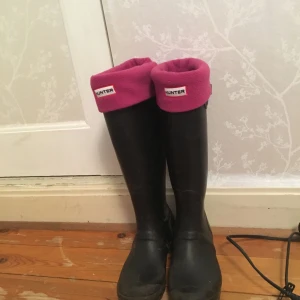  - Ett par hunter stövlar i rikitigt gott skick! , för att köpa med lila strumpor just för dessa hunter stövlar kostar det 100kr extra! FRÅGA OM BILD. Pris kan diskuteras vid snabbt köp