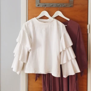  - Jättefin vit blus som jag inte längre använder pga för mycket kläder 🙈 tycker den är skitsnygg och tänker att någon annan kanske vill ta hand om den :) Nypris kostade den runt Ca 400-500. 